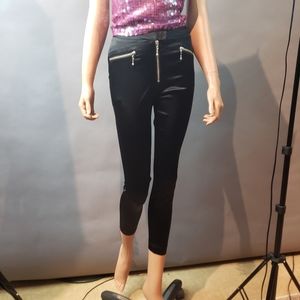 Nouveau capri  xsmall, fits at the natural waist. Exposed front & pocket zipper